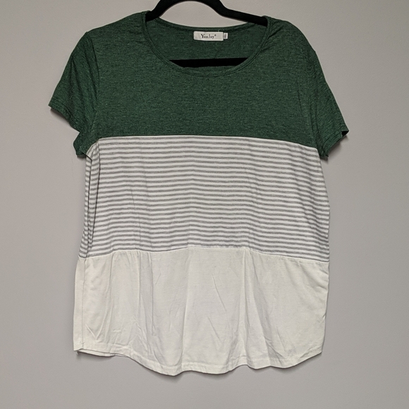 yunjey Tops - EUC Short Sleeve Shirt